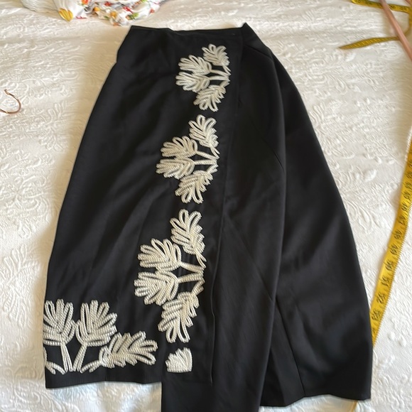 Embroidered midi skirt - Picture 3 of 3